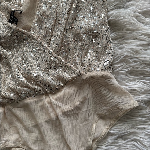 NWOT Lulu’s Evening of Wonder Silver Sequin Cowl Back Bodysuit - Picture 10 of 10